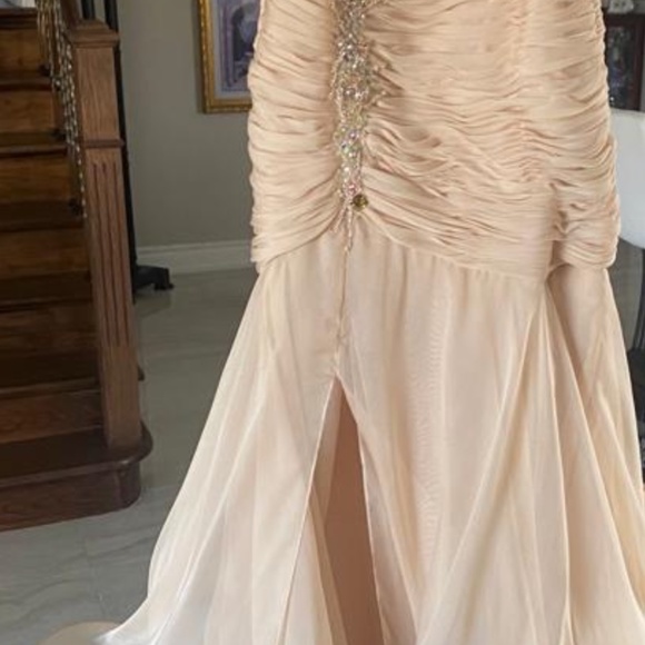 Dresses - Picture 8 of 8